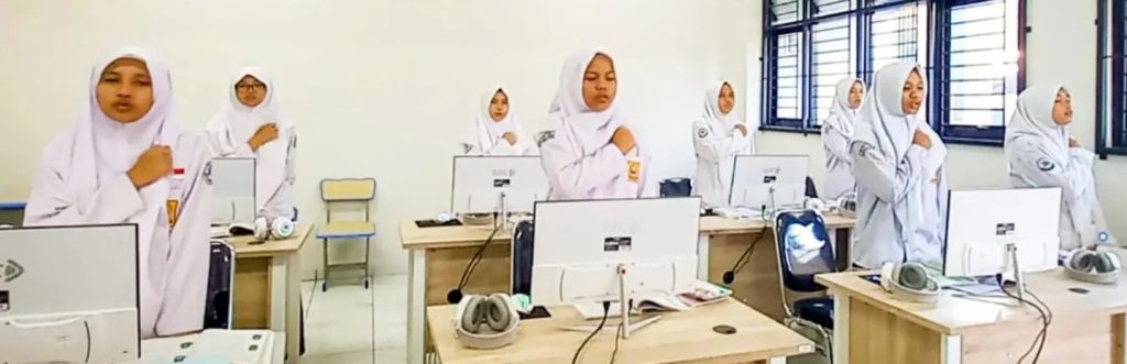 Foto Kegiatan Belajar Siswi di SMP Dar'El Auliya