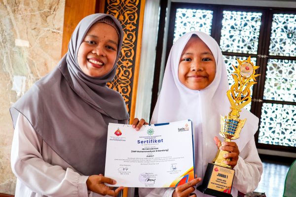 Pembagian Raport Semester Desember 2024 Siswi SMP Darel Auliya Bandung (1)