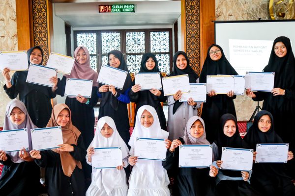 Pembagian Raport Semester Desember 2024 Siswi SMP Darel Auliya Bandung (10)