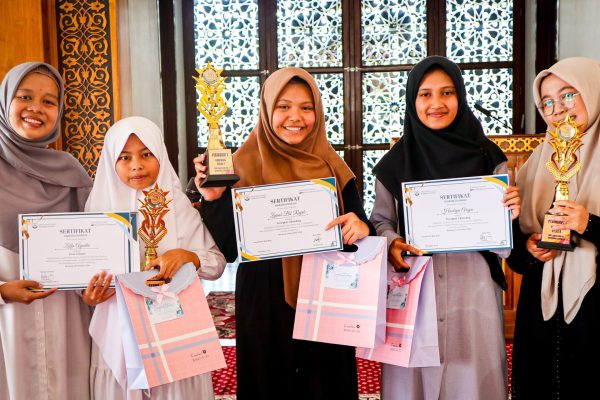 Pembagian Raport Semester Desember 2024 Siswi SMP Darel Auliya Bandung (5) Pembagian Raport Semester Desember 2024 Siswi SMP Darel Auliya Bandung (5)