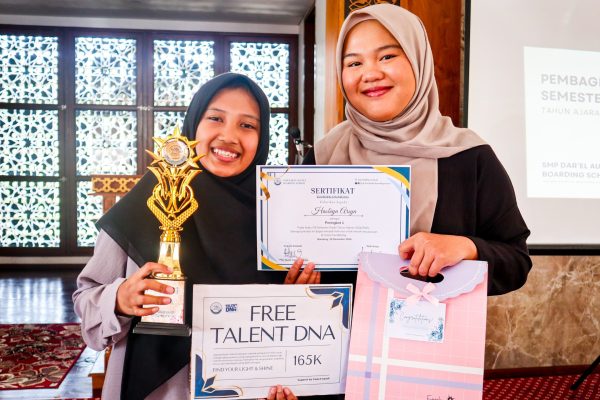 Pembagian Raport Semester Desember 2024 Siswi SMP Darel Auliya Bandung (6) Pembagian Raport Semester Desember 2024 Siswi SMP Darel Auliya Bandung (6)