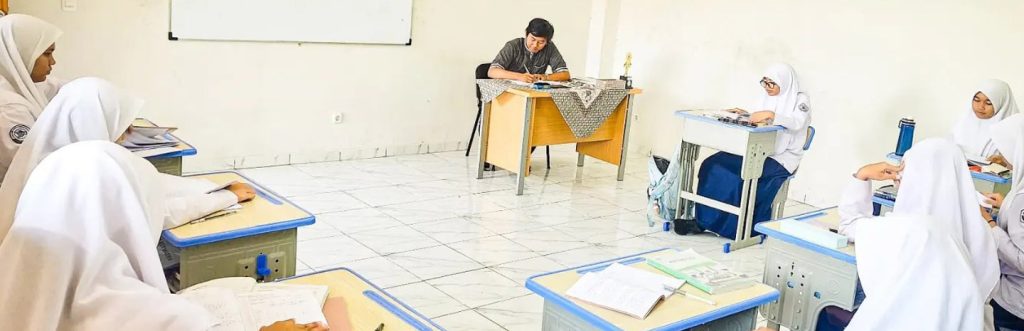 Ruang Kelas Kegiatan Belajar Siswi di SMP Dar'El Auliya