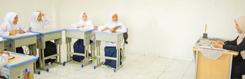 Serunya Kegiatan Belajar Siswi di SMP Dar'El Auliya