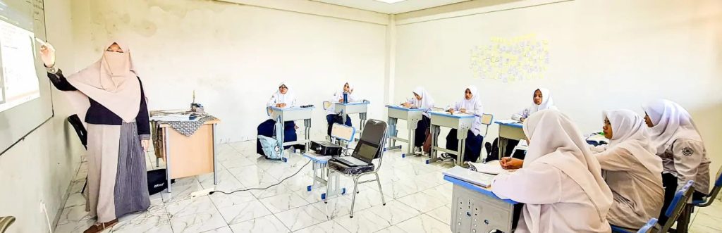 Suasana Kegiatan Belajar Siswi di SMP Dar'El Auliya