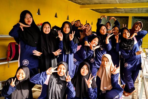 Latihan Renang Kuatkan Tubuh SMP Boarding School Terbaik Putri di Bandung - SMP Dar'El Auliya