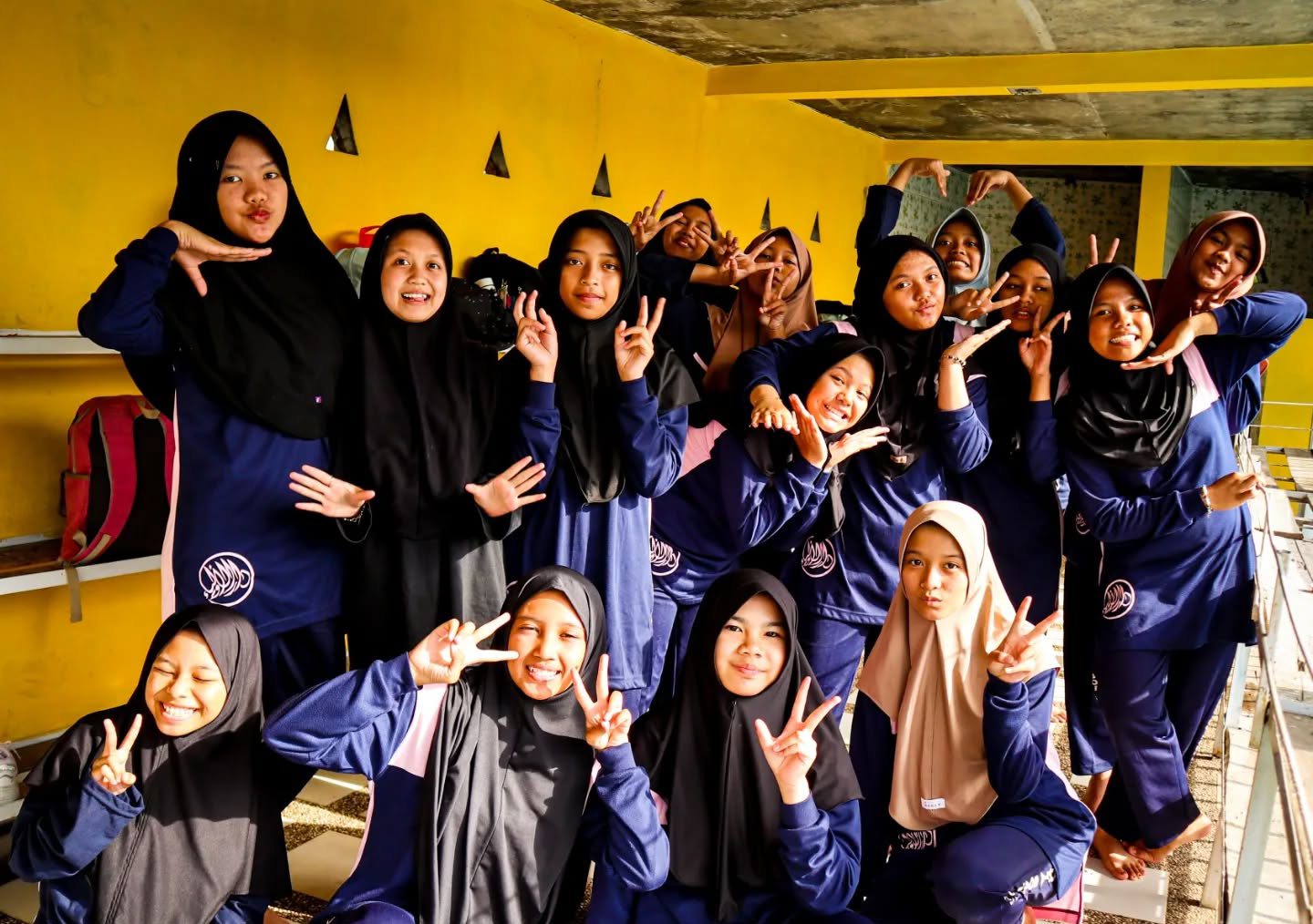 Latihan Renang Kuatkan Tubuh SMP Boarding School Terbaik Putri di Bandung - SMP Dar'El Auliya