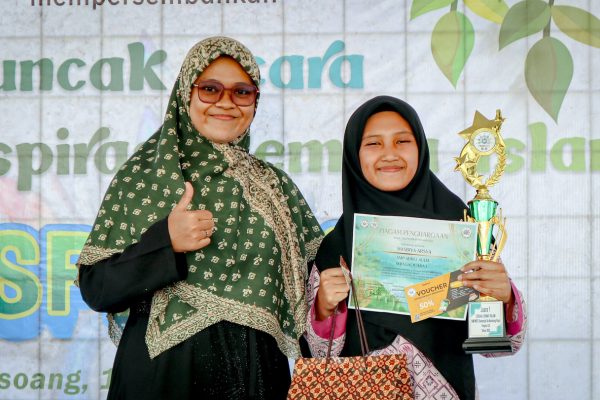 Prestasi di Acara Fespira 8.0 Siswi SMP Darel Auliya Juara 1 & 2 Lomba Cerdas Cermat Islami (LCCI) (13) Prestasi di Acara Fespira 8.0 Siswi SMP Darel Auliya Juara 1 & 2 Lomba Cerdas Cermat Islami (LCCI) (13)