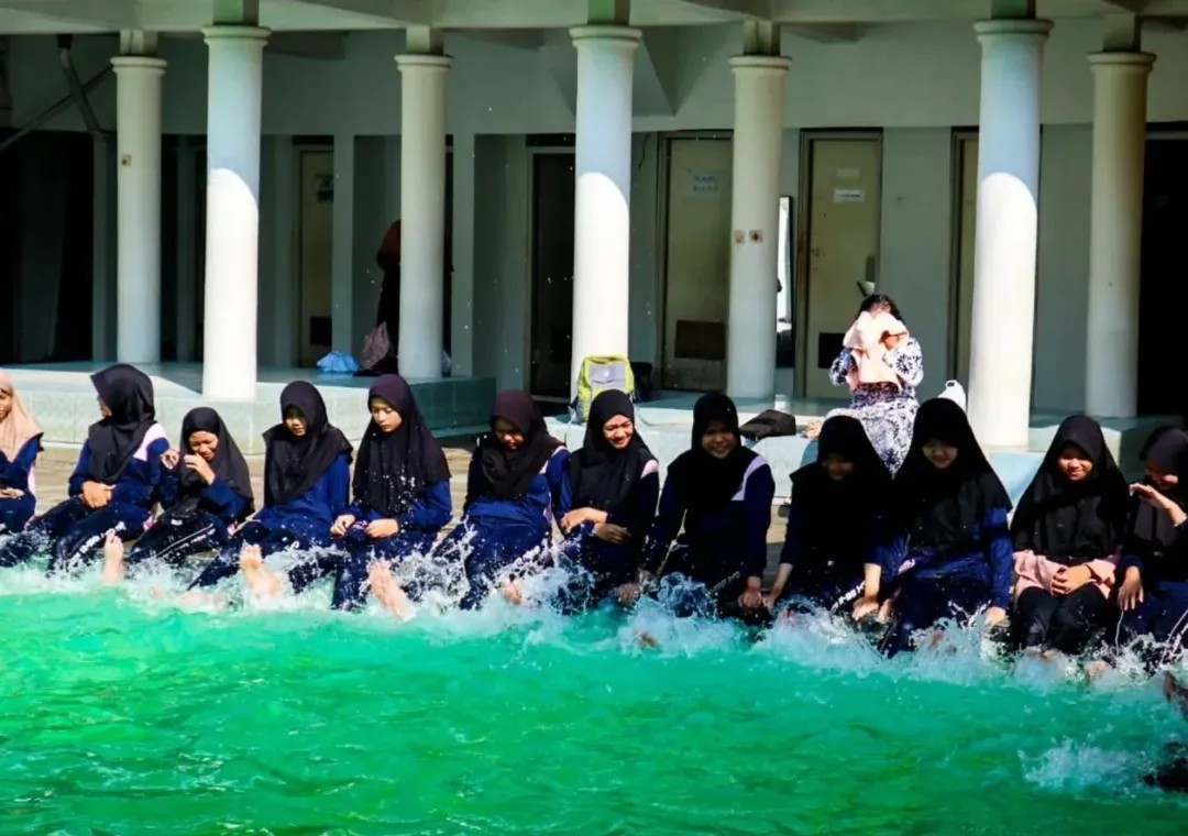 SMP Boarding School Putri di Bandung: Kegiatan Berenang yang Menyenangkan dan Mendidik