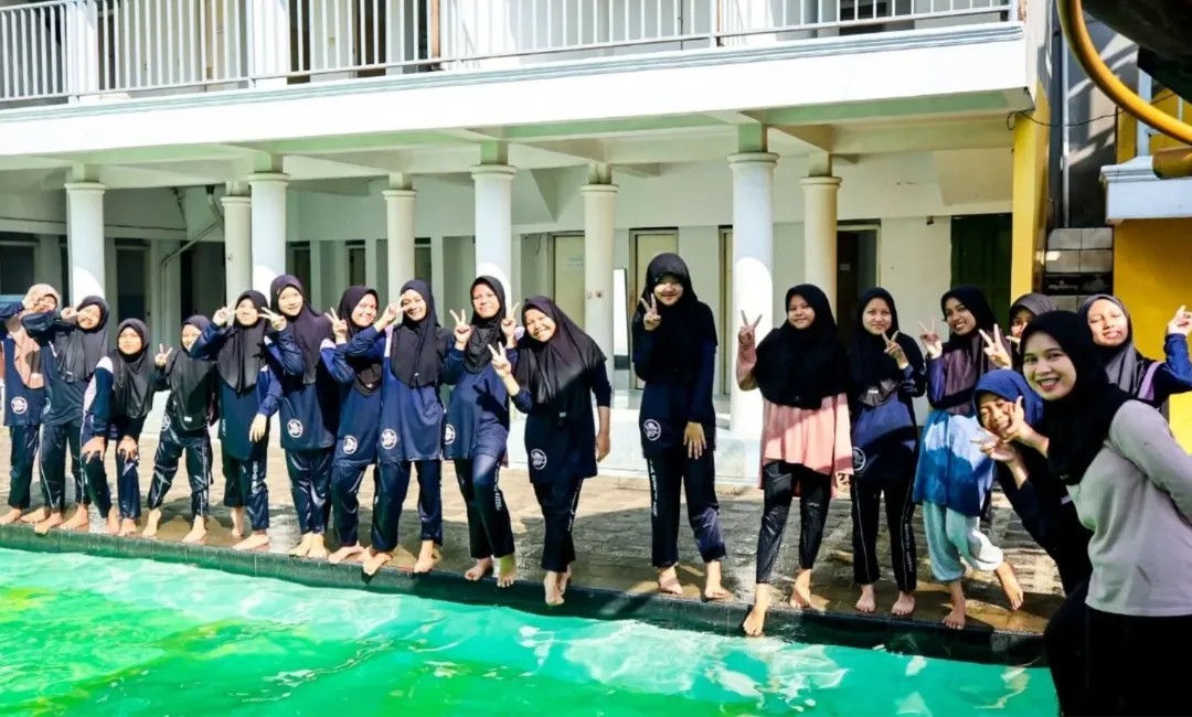 SMP Boarding School Putri di Bandung Kegiatan Berenang yang Menyenangkan dan Mendidik (3)